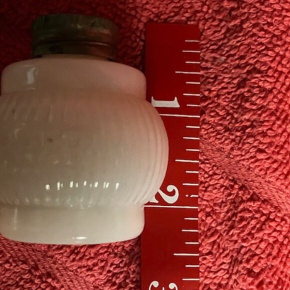 Pair of vintage salt and pepper shakers - Picture 6 of 9